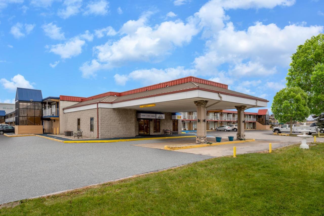 Super 8 By Wyndham Perrysburg-Toledo Hotell Eksteriør bilde