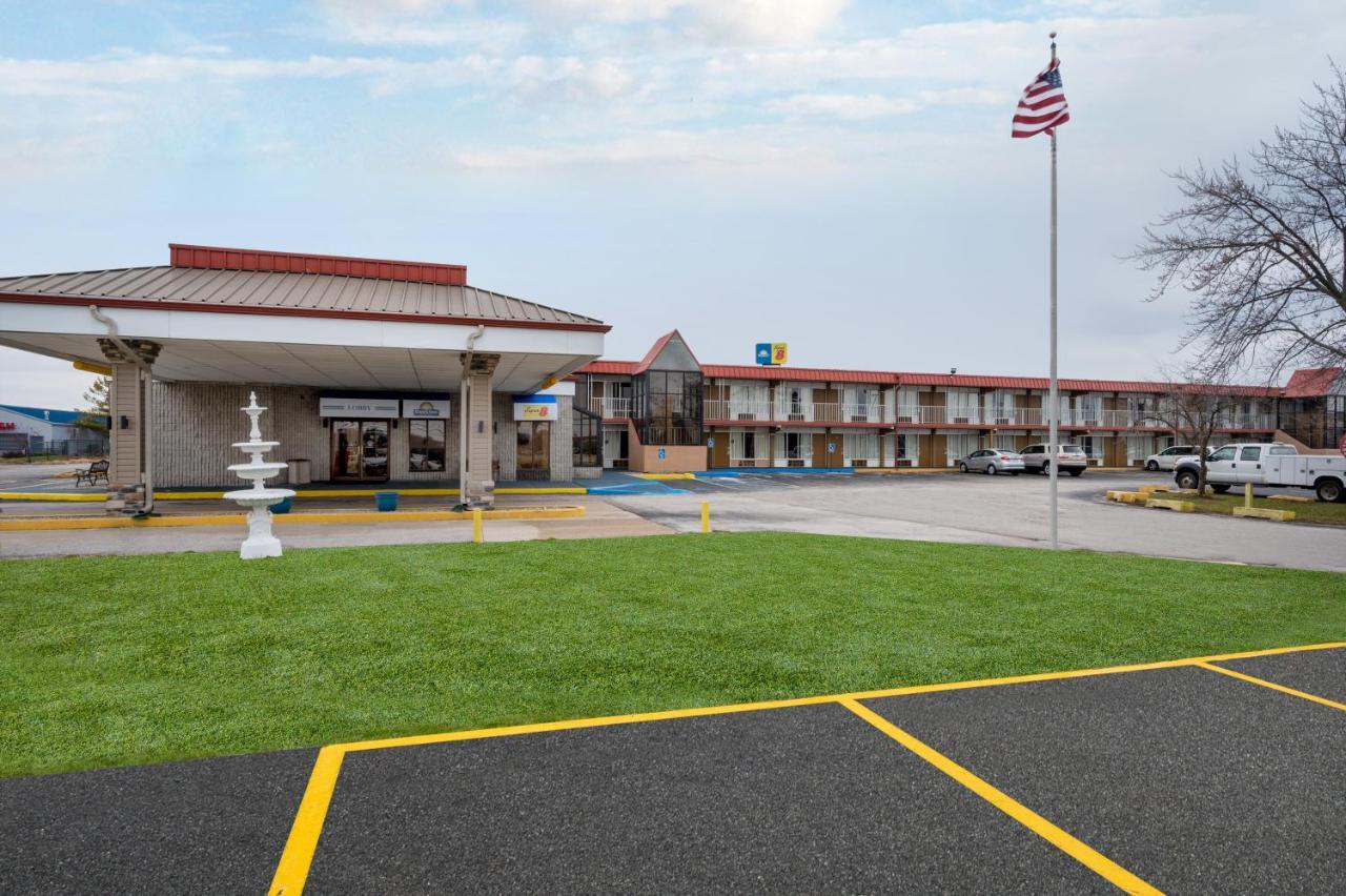 Super 8 By Wyndham Perrysburg-Toledo Hotell Eksteriør bilde