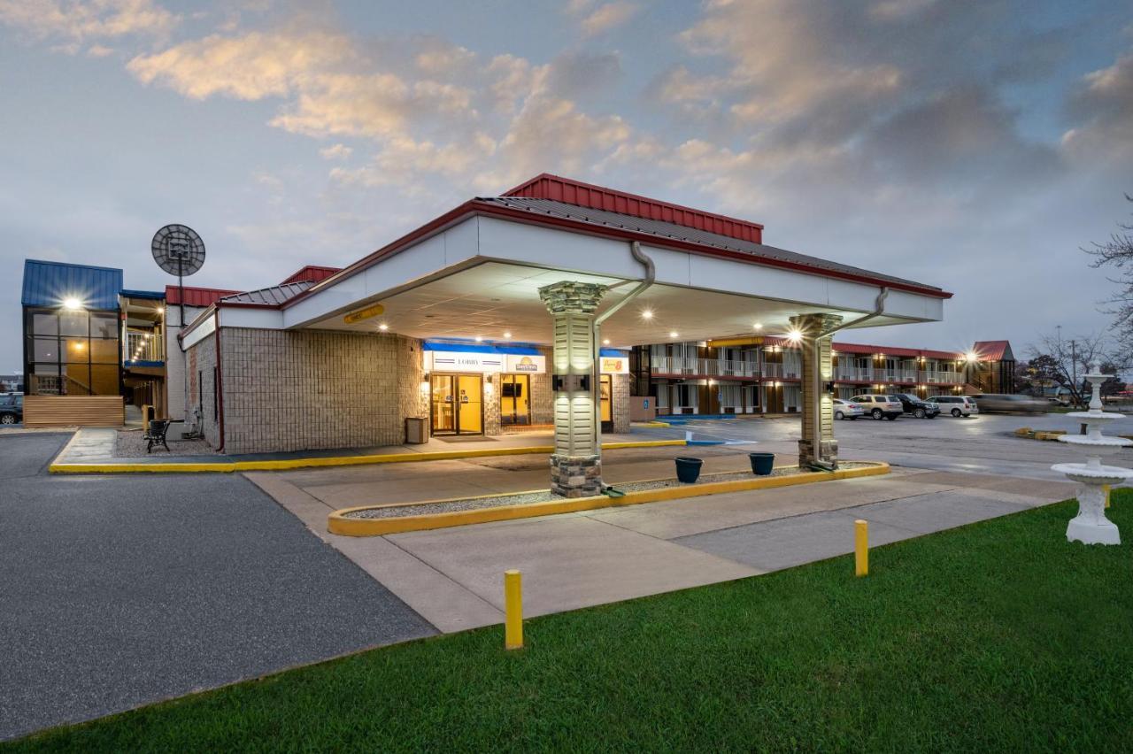 Super 8 By Wyndham Perrysburg-Toledo Hotell Eksteriør bilde