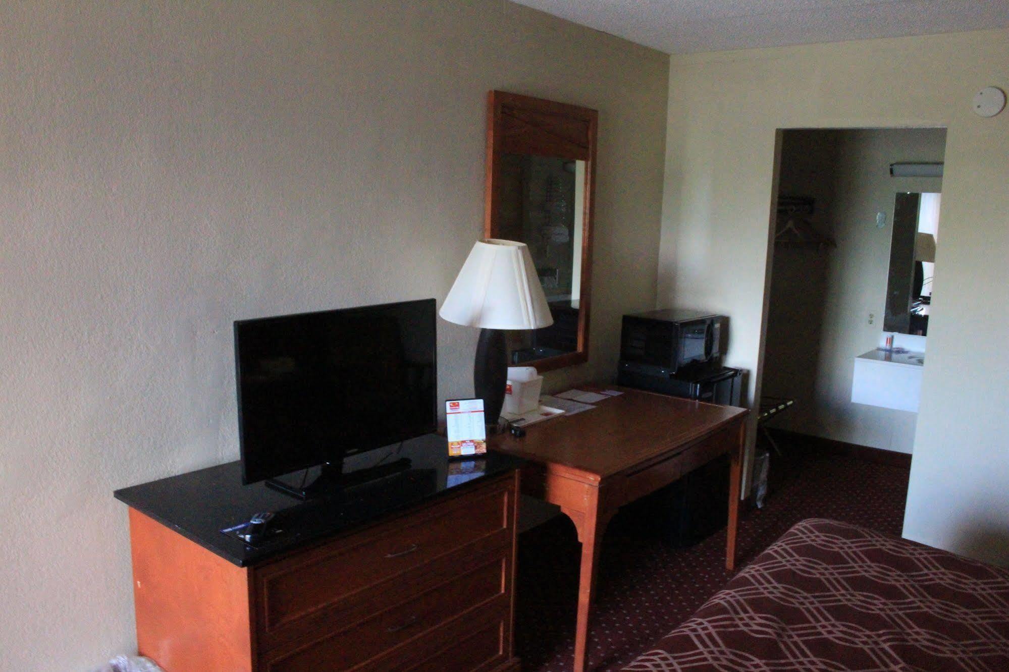 Super 8 By Wyndham Perrysburg-Toledo Hotell Eksteriør bilde