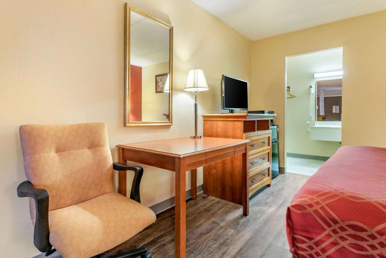 Super 8 By Wyndham Perrysburg-Toledo Hotell Eksteriør bilde